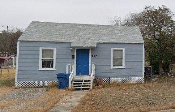 516 Hall St in Sinton, TX - Building Photo