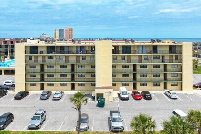 Vantage Pointe in Daytona Beach, FL - Building Photo - Building Photo