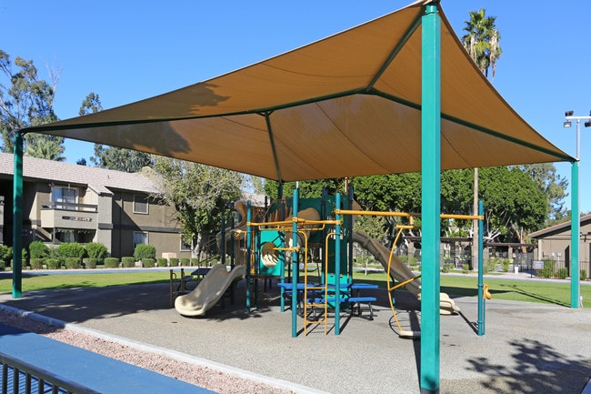 Latitude in Phoenix, AZ - Foto de edificio - Building Photo