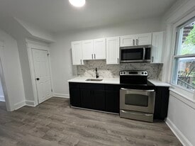 919 Elsinore Pl in Chester, PA - Building Photo