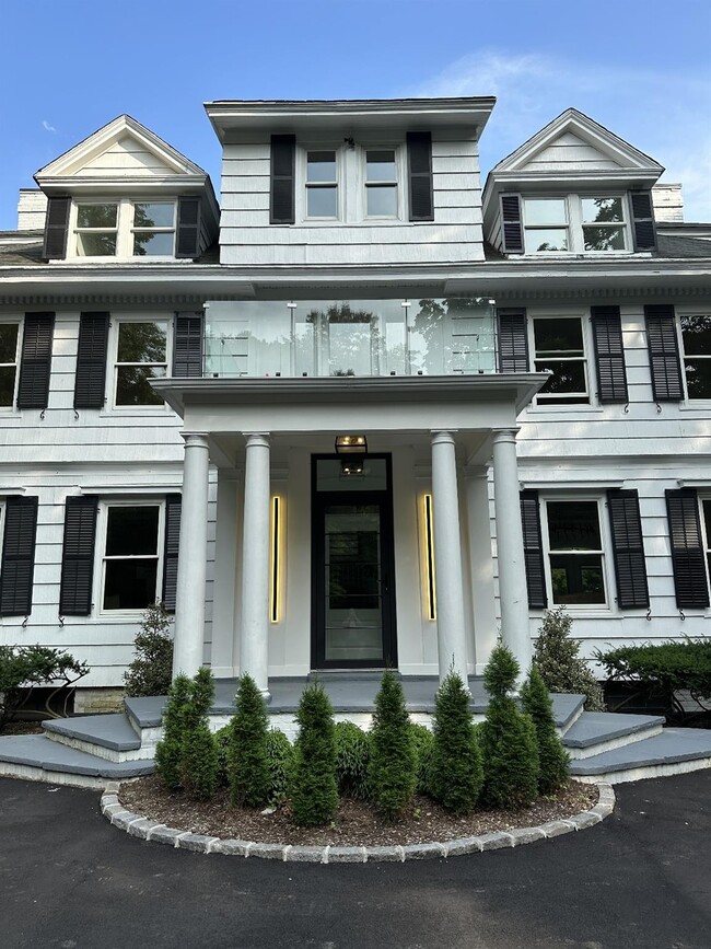 87 Wheatley Rd in Old Westbury, NY - Building Photo - Building Photo