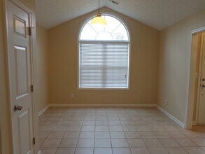 7102 Independence Dr in Flowery Branch, GA - Foto de edificio - Building Photo