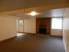 217 18th Ave, Unit Lower Level Studio in Kirkland, WA - Foto de edificio - Building Photo