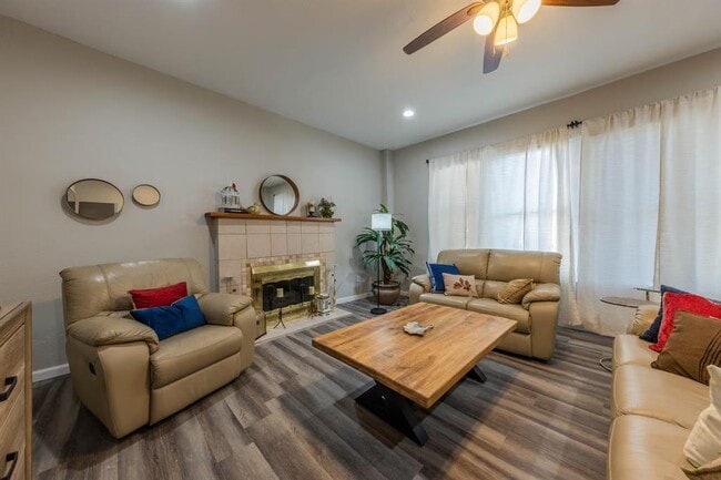 1212 N Main St in Elgin, TX - Building Photo - Building Photo