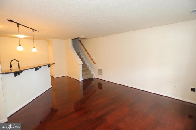 1822 Triple Feather Rd in Severn, MD - Foto de edificio - Building Photo