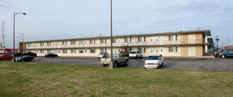 Valley Green Apartments in Peru, IL - Building Photo - Building Photo