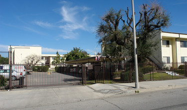 Heatherdale in North Hollywood, CA - Building Photo - Building Photo