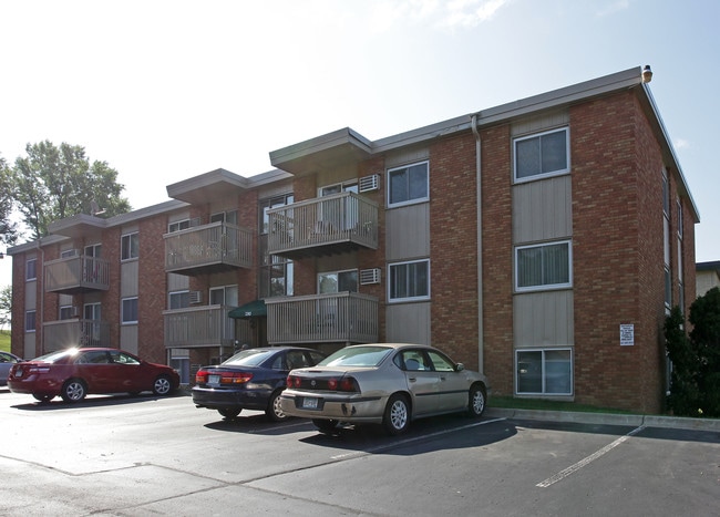 Parkview Apartments in Roseville, MN - Building Photo - Building Photo