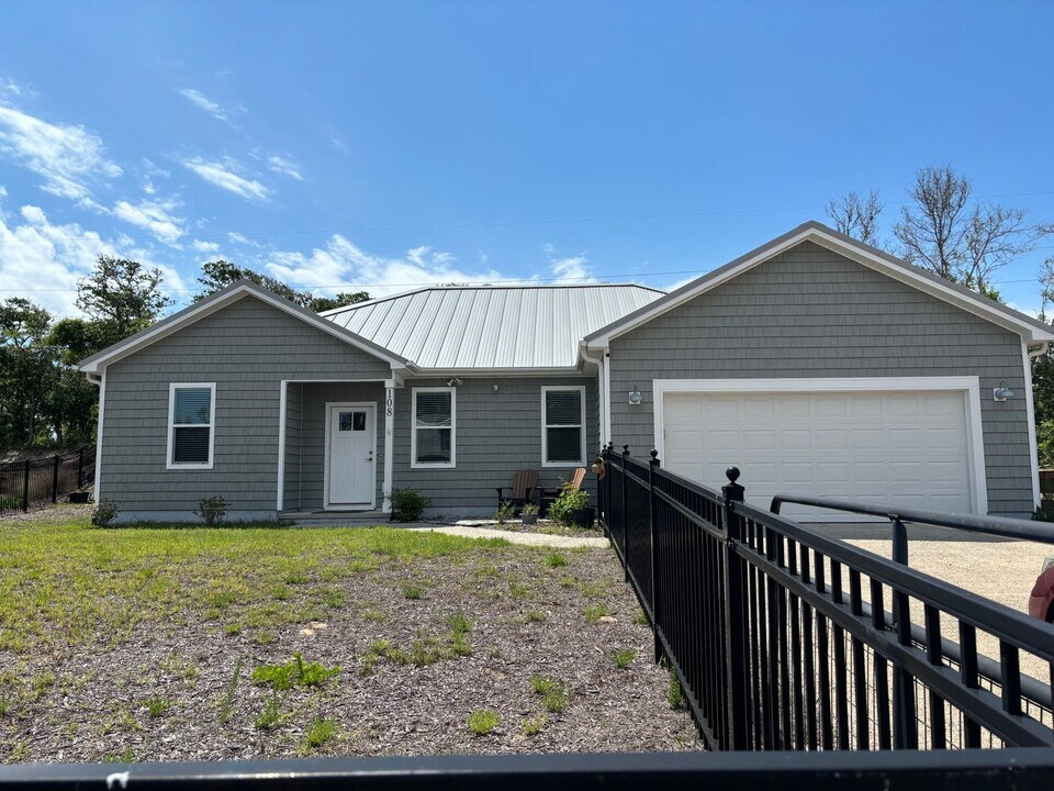 108 Evergreen Ln in Pine Knoll Shores, NC - Building Photo