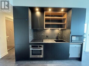 55 Charles St E in Toronto, ON - Building Photo - Building Photo