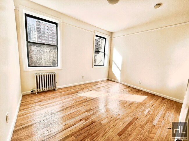 305 W 45th St
