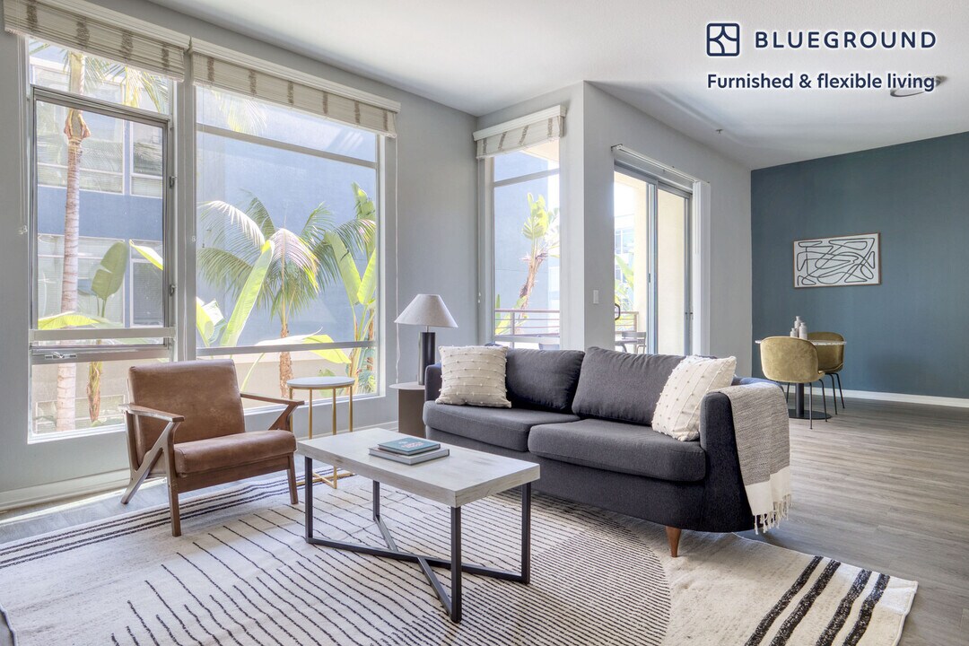 4055 Redwood Ave-Unit -FL2-ID1017 in Los Angeles, CA - Foto de edificio