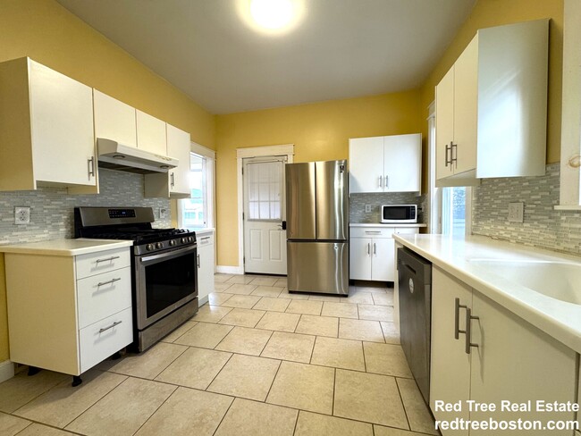 24 Weld Hill St, Unit 2 in Boston, MA - Foto de edificio - Building Photo