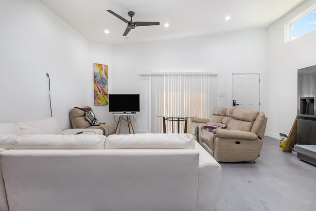 1030 Mt Auburn Ave in Dallas, TX - Building Photo - Building Photo