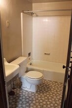 208 Summit Ave, Unit 1A in Fort Washington, PA - Foto de edificio - Building Photo