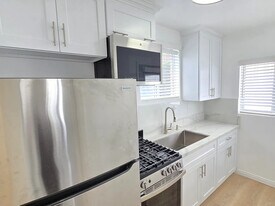 1041 N Edinburgh Ave, Unit 1/2 in West Hollywood, CA - Building Photo