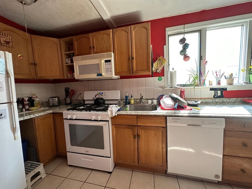 31 Edgar Ave, Unit 1 in Somerville, MA - Building Photo