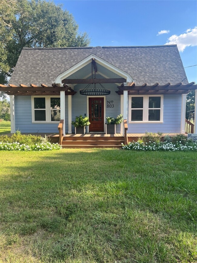 803 Austin St in Richmond, TX - Foto de edificio - Building Photo