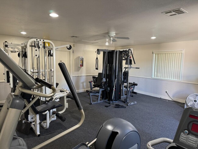 2320 Peach Ave in Clovis, CA - Foto de edificio - Building Photo