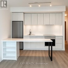 2495 Eglinton Ave W in Mississauga, ON - Building Photo - Building Photo