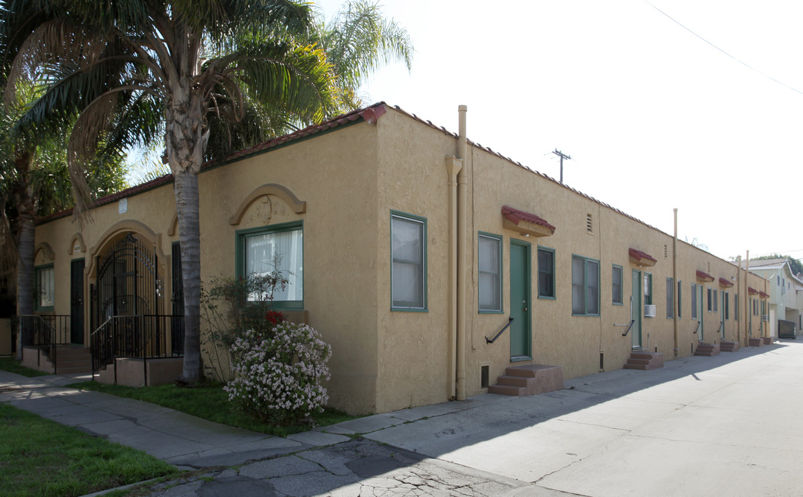 924-930 E 3rd St in Long Beach, CA - Building Photo