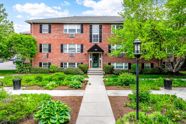 Newton Gardens in Newtonville, MA - Foto de edificio - Building Photo