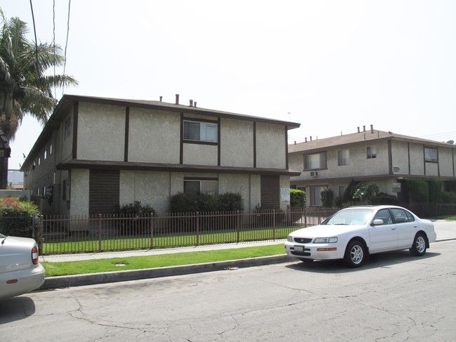 11736 Coldbrook Ave in Downey, CA - Foto de edificio - Building Photo