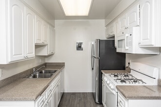 Leeward Apartments in Costa Mesa, CA - Building Photo - Interior Photo