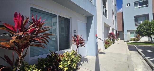 2535 NE 193rd St in Miami, FL - Building Photo - Building Photo