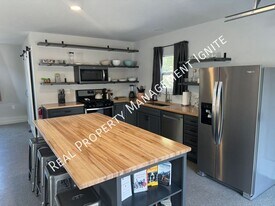 65601 US-20 in Bend, OR - Building Photo