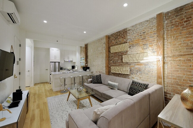 348 W 45th St in New York, NY - Foto de edificio - Building Photo