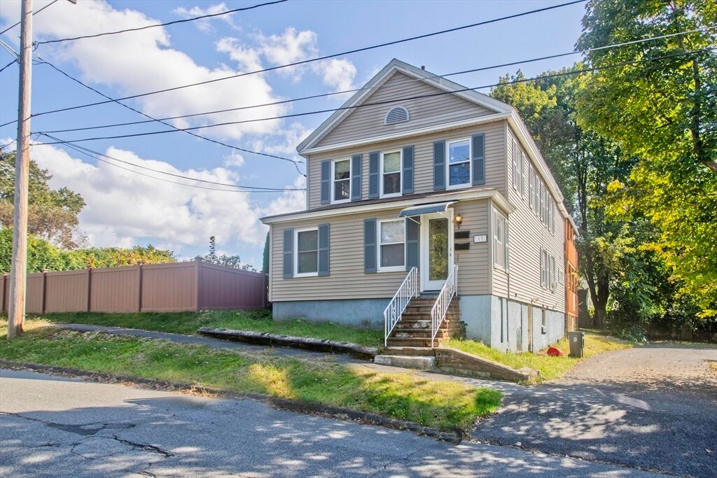 13 Smith St in South Hadley, MA - Building Photo