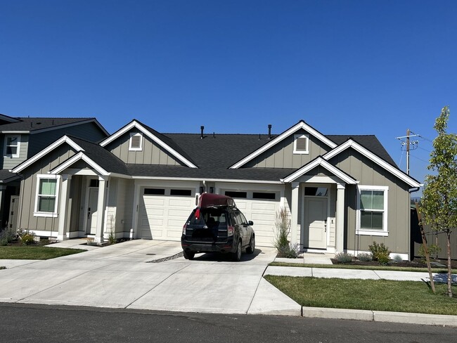 61607 SE Quill Pl in Bend, OR - Building Photo - Building Photo