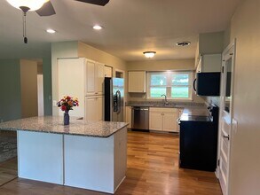 3130 Oakwood Rd in Hartland, WI - Building Photo - Building Photo