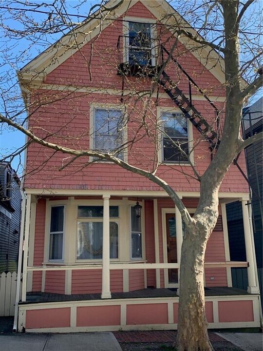 27 Young St in Newport, RI - Building Photo