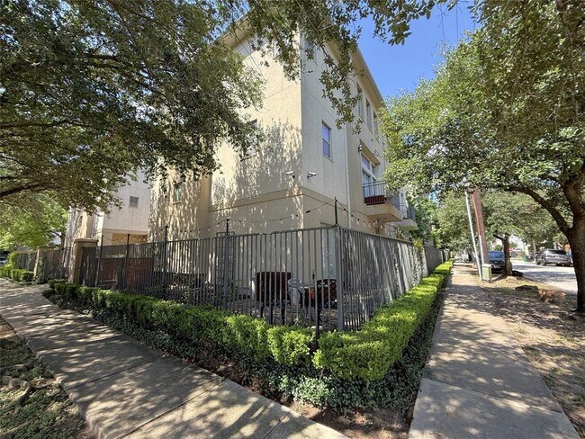 2125 Roy St in Houston, TX - Building Photo - Building Photo