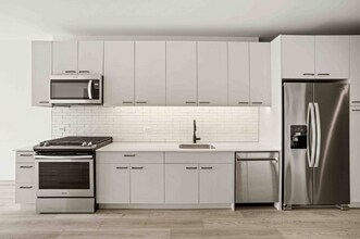 2179 N Elston Ave in Chicago, IL - Foto de edificio - Building Photo