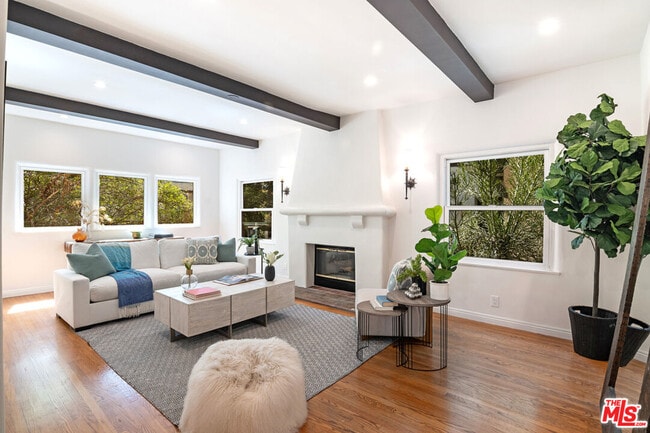 1049 S Hayworth Ave in Los Angeles, CA - Building Photo - Building Photo