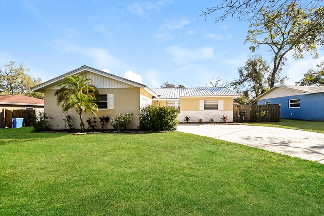 527 Robin Hill Cir in Brandon, FL - Building Photo - Building Photo