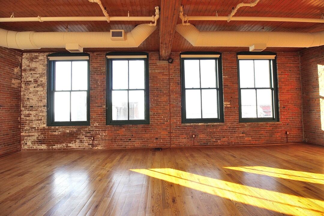 635 W Lakeside Ave in Cleveland, OH - Building Photo