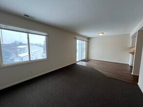 611 E Burnsville Pkwy in Burnsville, MN - Building Photo - Building Photo