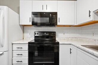 1 Timberwood Dr in Goffstown, NH - Building Photo - Building Photo