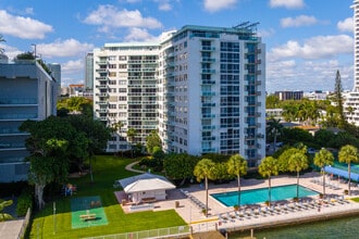 Bay Park Towers in Miami, FL - Foto de edificio - Building Photo