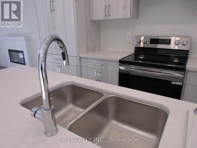 18 Mermot Ln in Markham, ON - Building Photo - Building Photo