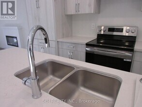 18 Mermot Ln in Markham, ON - Building Photo - Building Photo