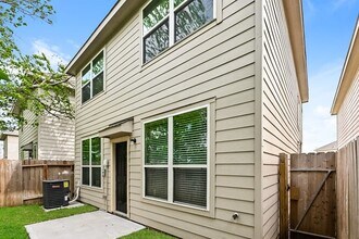 2715 Bouvardia Wy in Houston, TX - Foto de edificio - Building Photo