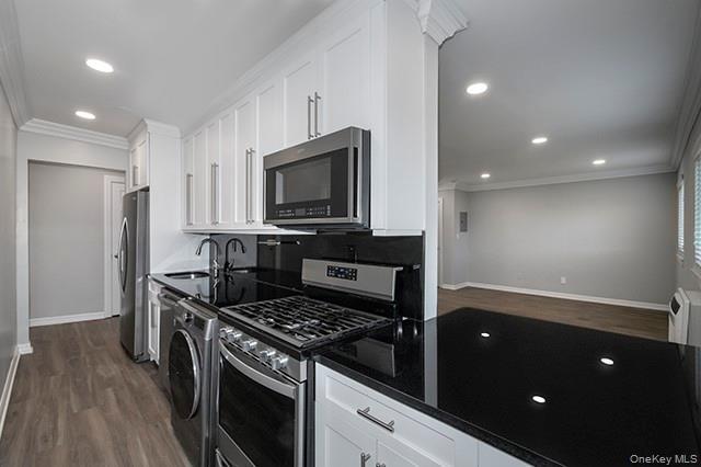 407 E Main St in Bay Shore, NY - Building Photo - Building Photo