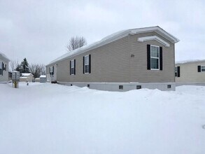 271 Crestwood Dr in Lockport, NY - Building Photo - Building Photo