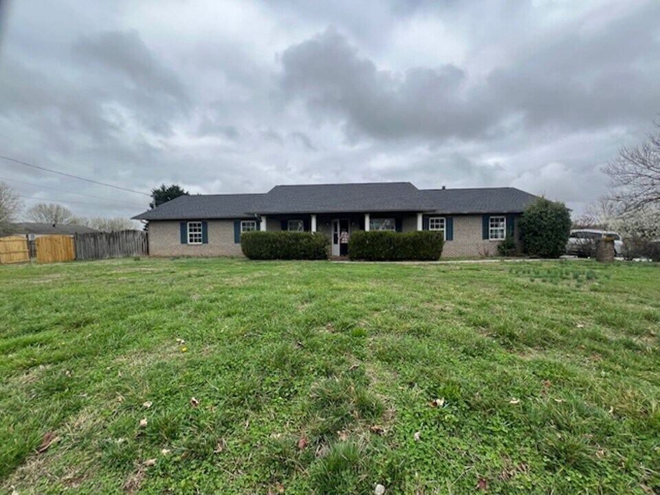 1403 Broadview Cir in Sevierville, TN - Building Photo