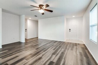 12713 Kingsgate Dr in Rhome, TX - Foto de edificio - Building Photo